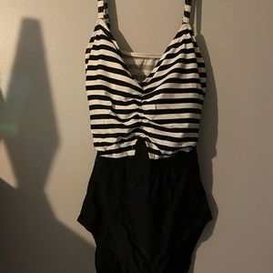 Forever 21 2XL black and white swimsuit